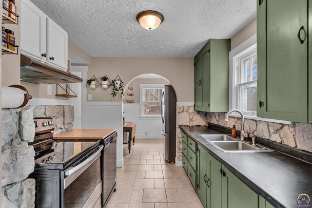 1350 SW Wayne AVE, Topeka, KS 66604