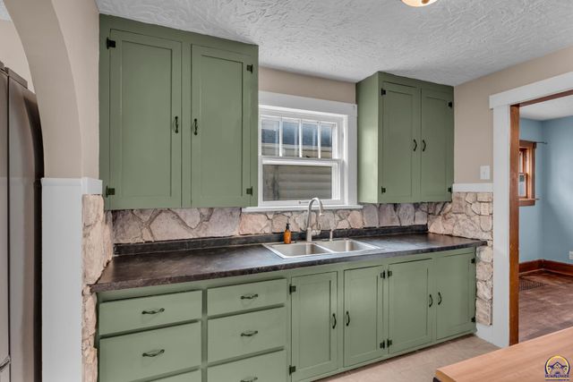 1350 SW Wayne AVE, Topeka, KS 66604