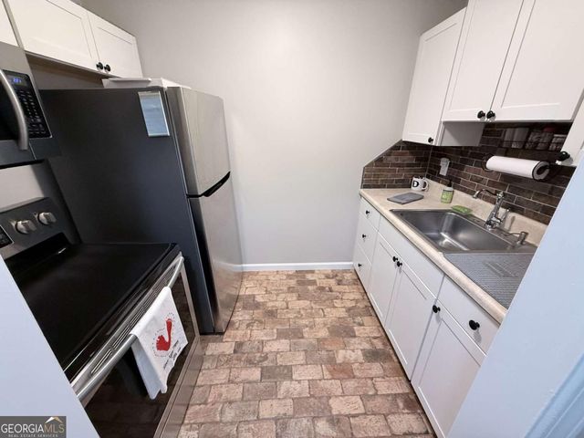 1049 N Main Street NW, Conyers, GA 30012