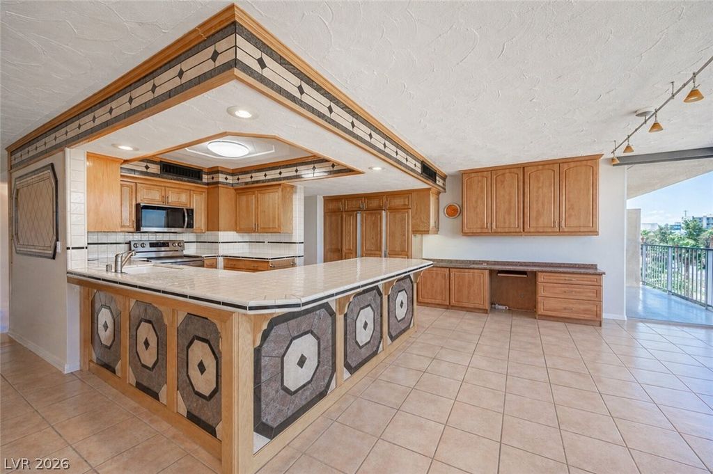 Image 7 of property listing at 3111 Bel Air Drive 6E, Las Vegas, NV 89109