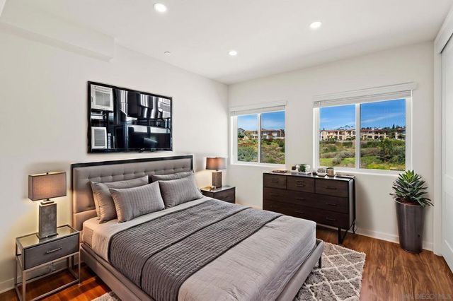1253 Van Nuys St, San Diego, CA 92109
