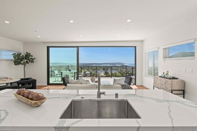 1253 Van Nuys St, San Diego, CA 92109