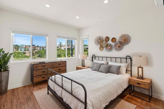 1253 Van Nuys St, San Diego, CA 92109