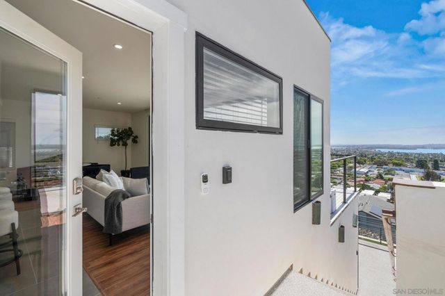 1253 Van Nuys St, San Diego, CA 92109