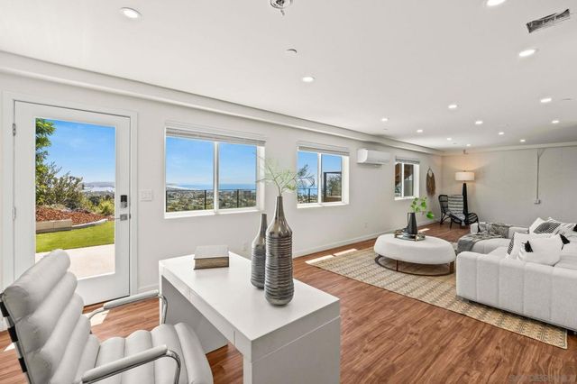 1253 Van Nuys St, San Diego, CA 92109