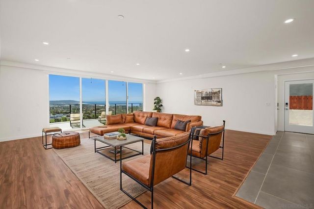 1253 Van Nuys St, San Diego, CA 92109