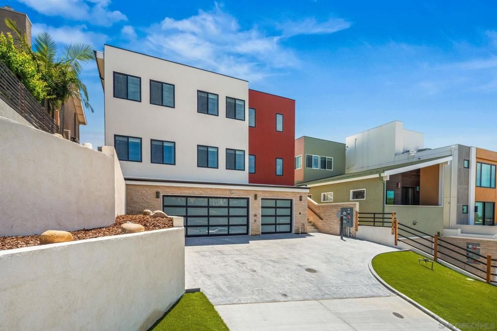 1253 Van Nuys St, San Diego, CA 92109