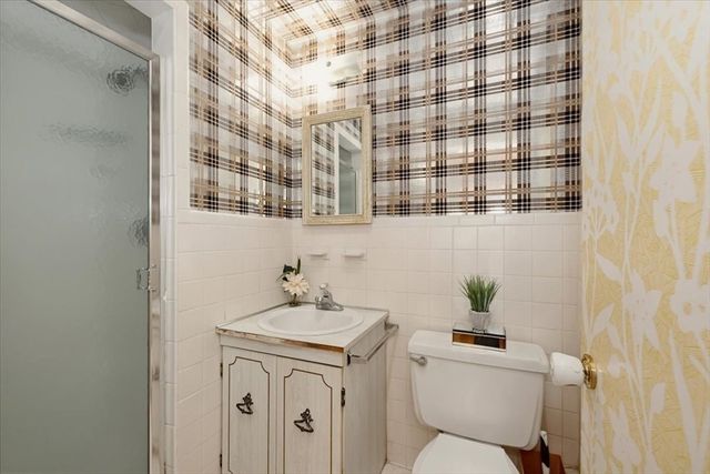87 Hancock Rd, Needham, MA 02492