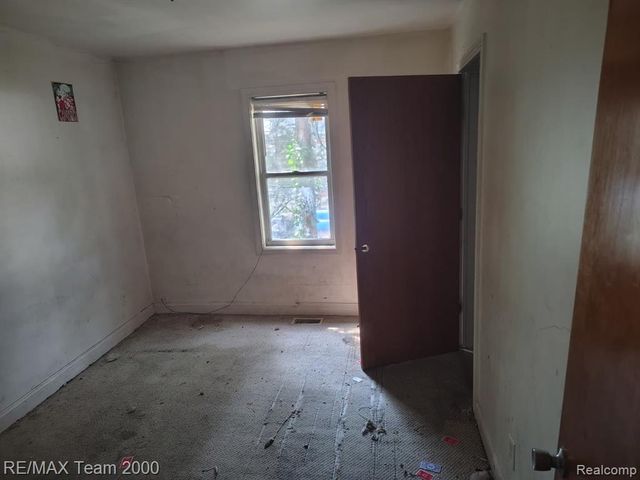 20890 Ridgemont Road, Harper Woods, MI 48225
