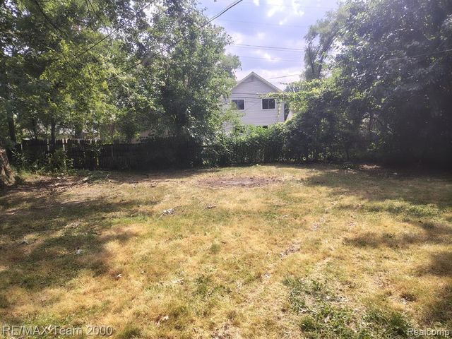 20890 Ridgemont Road, Harper Woods, MI 48225