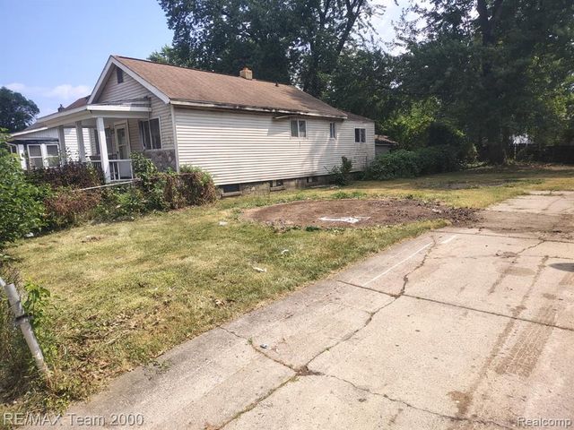 20890 Ridgemont Road, Harper Woods, MI 48225