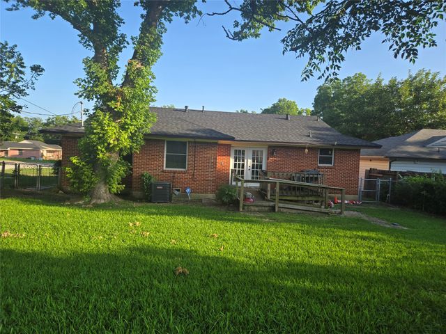 1131 Waweenoc Avenue, Dallas, TX 75216