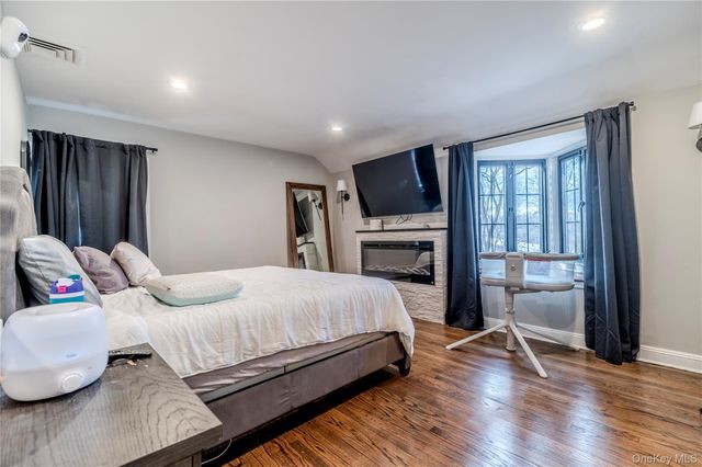 15 sinclair martin Drive, Roslyn, NY 11576