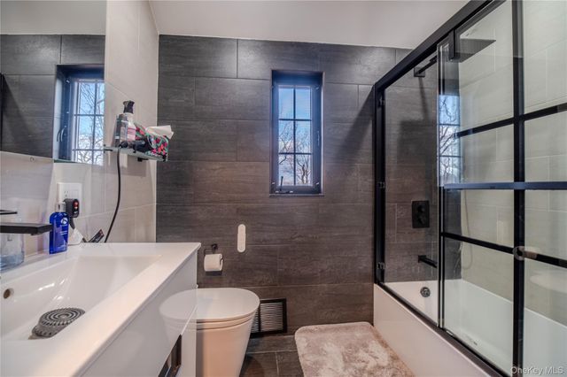 15 sinclair martin Drive, Roslyn, NY 11576