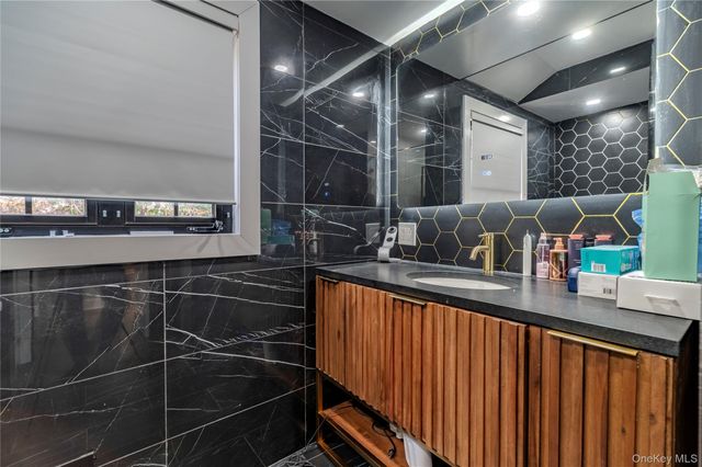 15 sinclair martin Drive, Roslyn, NY 11576