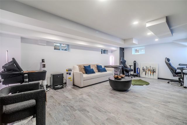 15 sinclair martin Drive, Roslyn, NY 11576