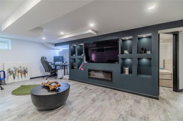 15 sinclair martin Drive, Roslyn, NY 11576