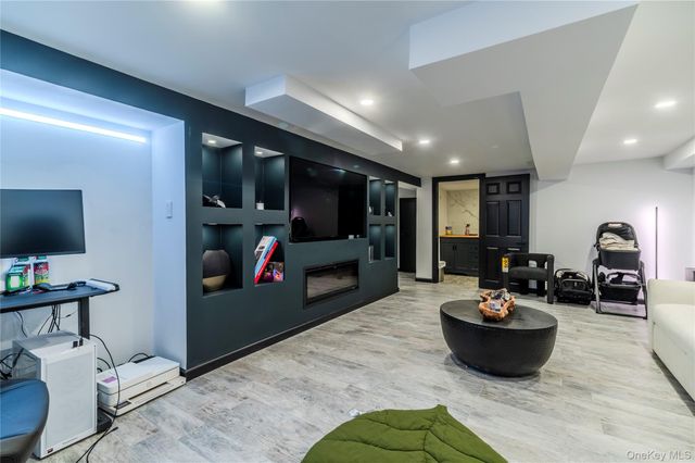 15 sinclair martin Drive, Roslyn, NY 11576