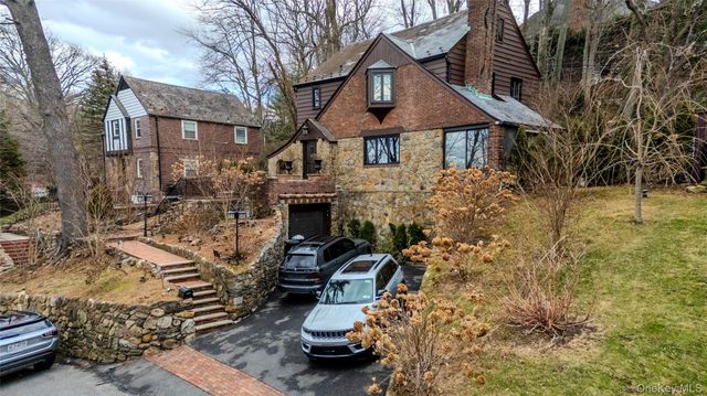 15 sinclair martin Drive, Roslyn, NY 11576