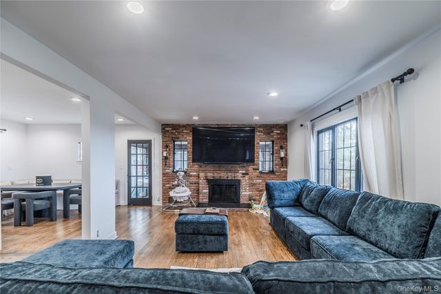 15 sinclair martin Drive, Roslyn, NY 11576