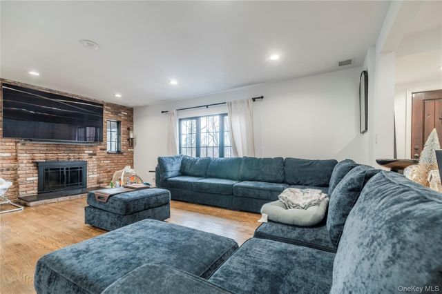 15 sinclair martin Drive, Roslyn, NY 11576