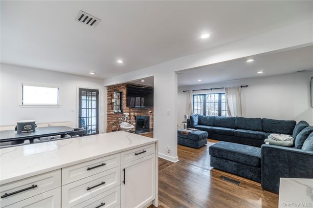 15 sinclair martin Drive, Roslyn, NY 11576