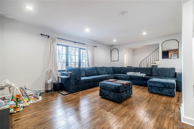 15 sinclair martin Drive, Roslyn, NY 11576