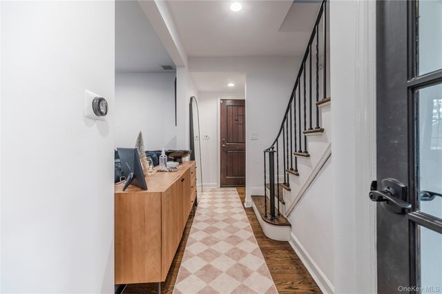 15 sinclair martin Drive, Roslyn, NY 11576