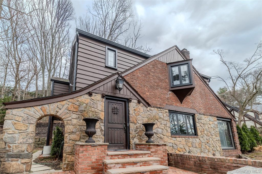 15 sinclair martin Drive, Roslyn, NY 11576