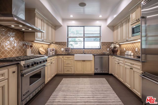 11715 Chenault Street 204, Los Angeles, CA 90049