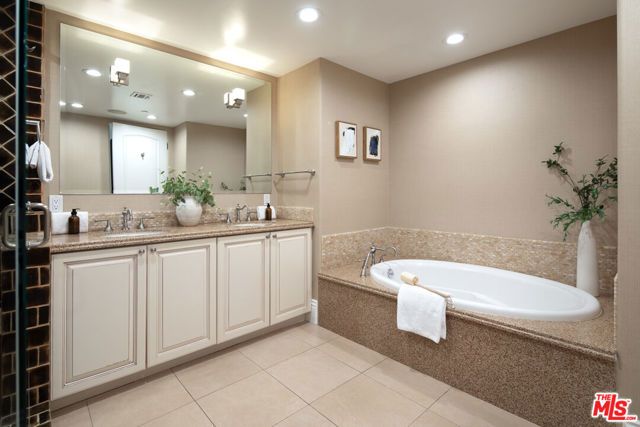 11715 Chenault Street 204, Los Angeles, CA 90049