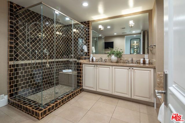11715 Chenault Street 204, Los Angeles, CA 90049