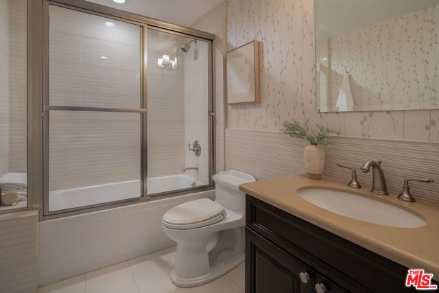 11715 Chenault Street 204, Los Angeles, CA 90049