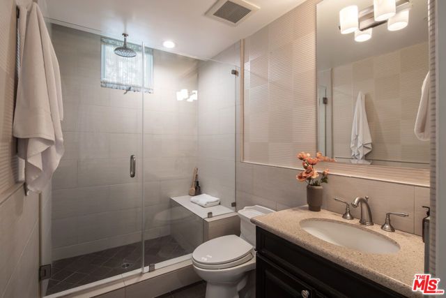 11715 Chenault Street 204, Los Angeles, CA 90049