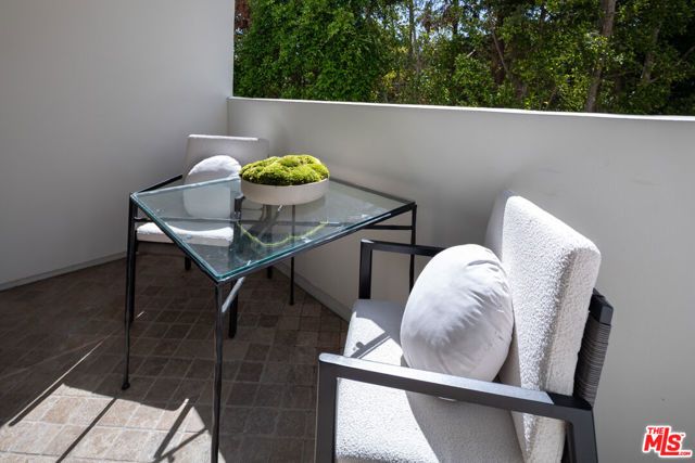 11715 Chenault Street 204, Los Angeles, CA 90049