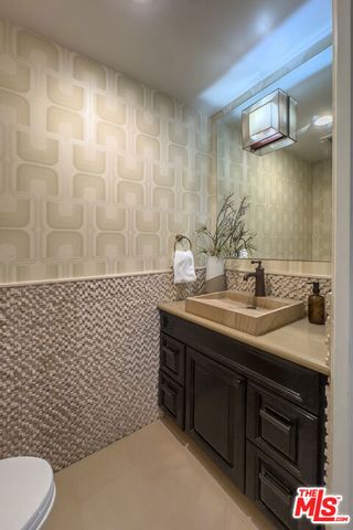 11715 Chenault Street 204, Los Angeles, CA 90049