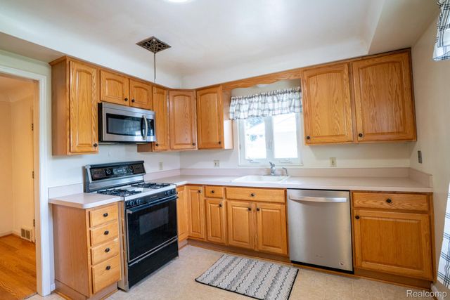 2960 Anna Court, Trenton, MI 48183