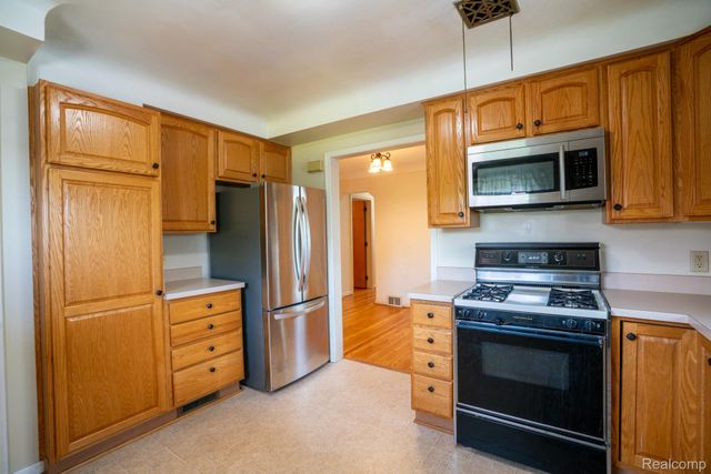 2960 Anna Court, Trenton, MI 48183