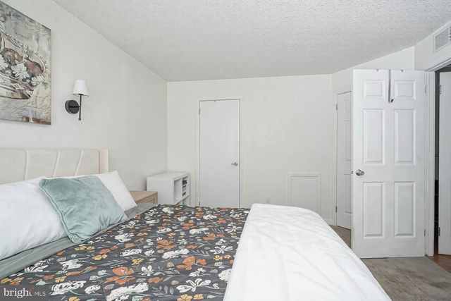 5012B DUNBARTON RD, Mount Laurel, NJ 08054