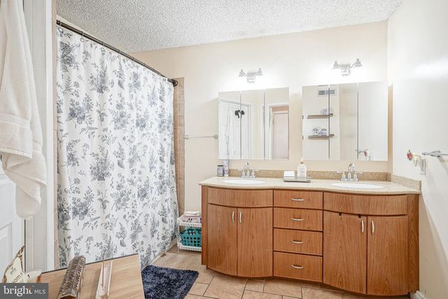 5012B DUNBARTON RD, Mount Laurel, NJ 08054