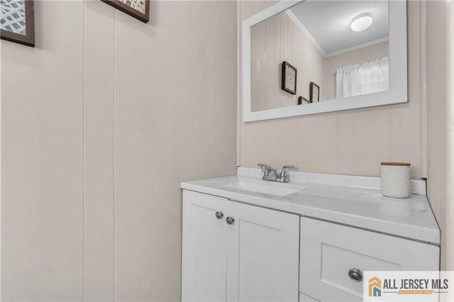 25 Woodview Avenue, Fords, NJ 08863