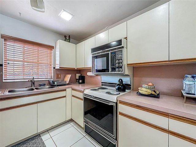 2205 NE 123rd St 2205, North Miami, FL 33181