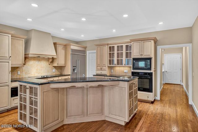 15 Stableside Road, Ottawa Hills, OH 43615