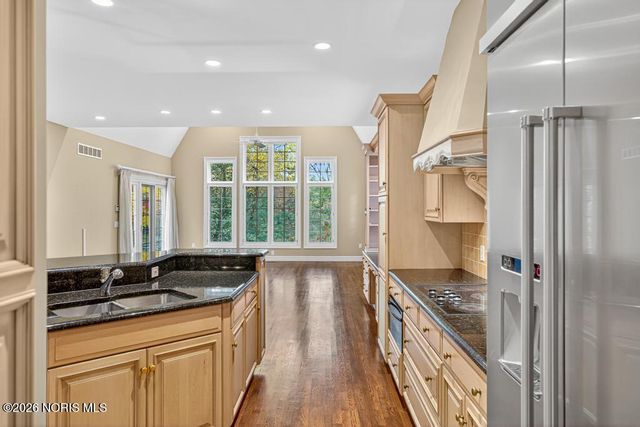 15 Stableside Road, Ottawa Hills, OH 43615