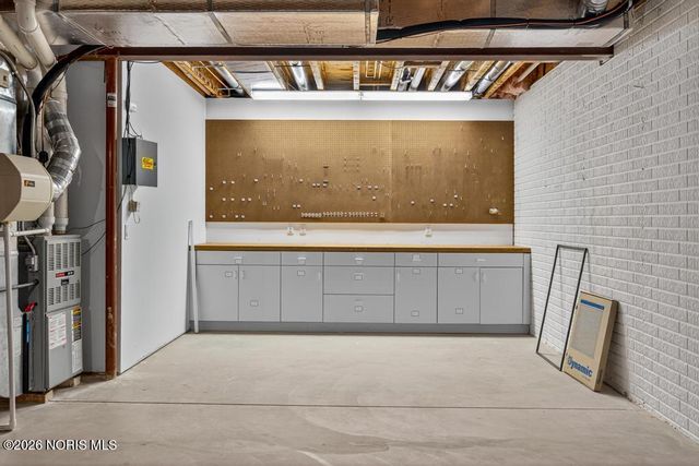 15 Stableside Road, Ottawa Hills, OH 43615