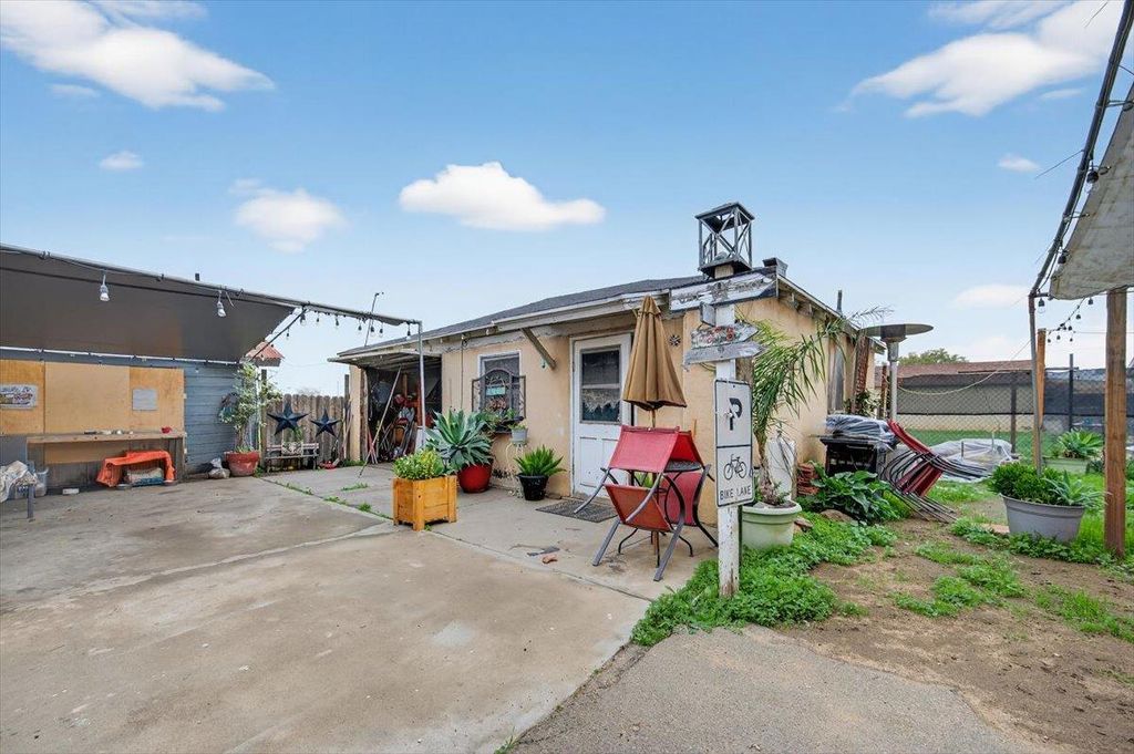Image 14 of property listing at 630 S Fruit Avenue, Fresno, CA 93706