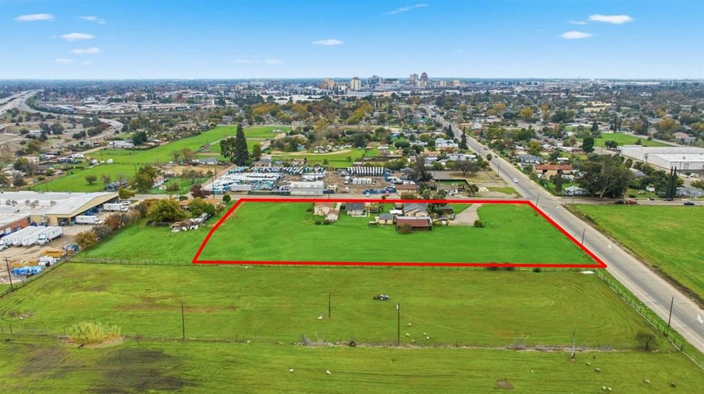 Image 3 of property listing at 630 S Fruit Avenue, Fresno, CA 93706