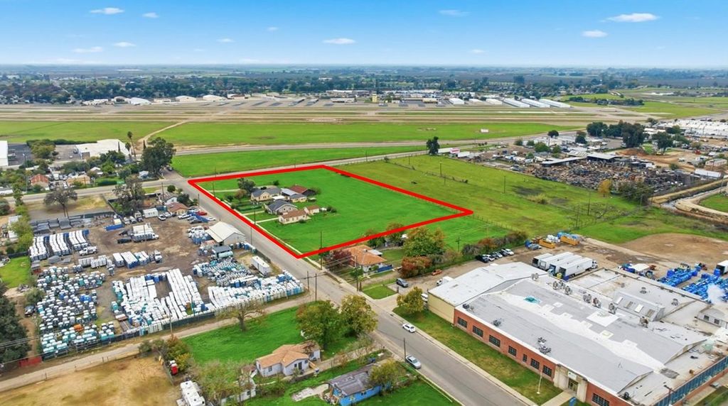 Image 4 of property listing at 630 S Fruit Avenue, Fresno, CA 93706