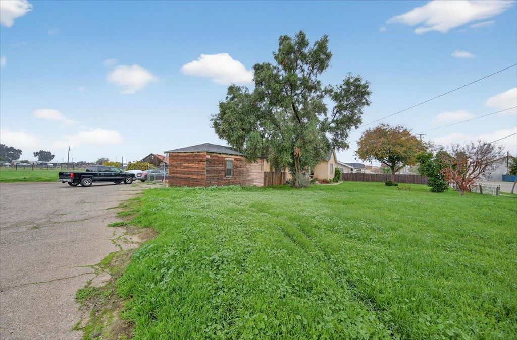Image 42 of property listing at 630 S Fruit Avenue, Fresno, CA 93706