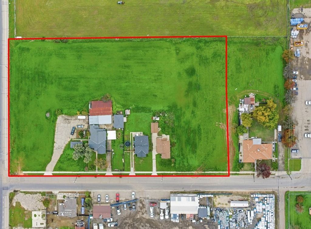 Image 5 of property listing at 630 S Fruit Avenue, Fresno, CA 93706